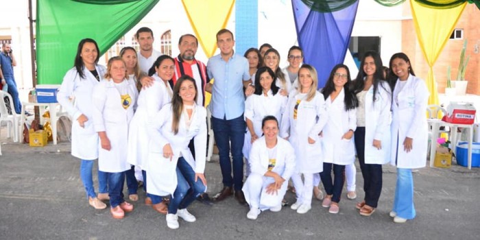 Prefeito Vinícius Lima comemora com a equipe da Saúde o sucesso da Vacinação contra Influenza.